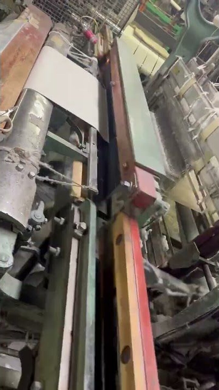 褌用生地が織機の上を送り出される工程
