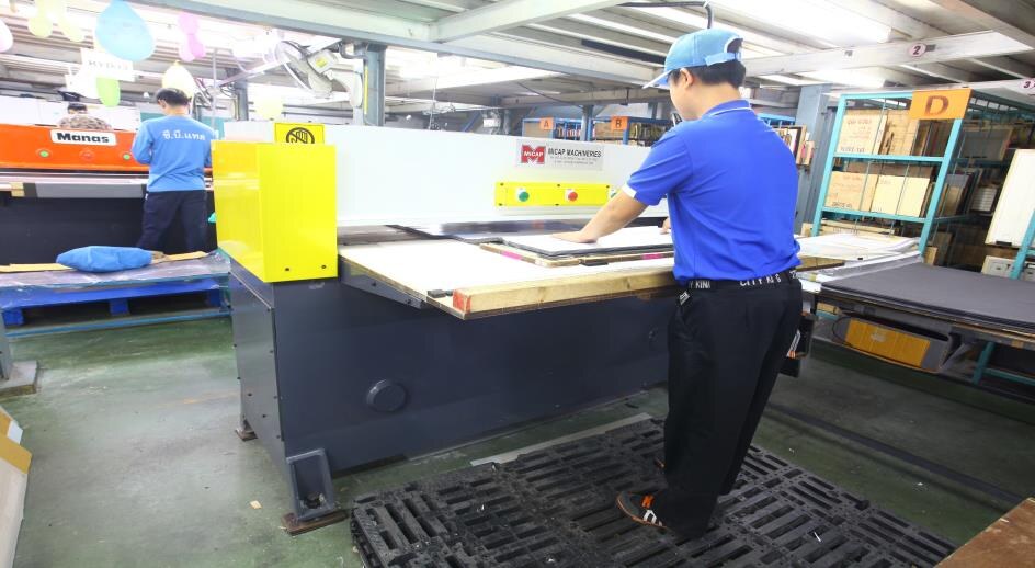 C.B.TACTの会社案内に掲載されたプレス機