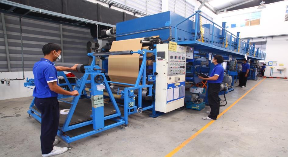 C.B.TACTの会社案内に掲載された粘着加工機